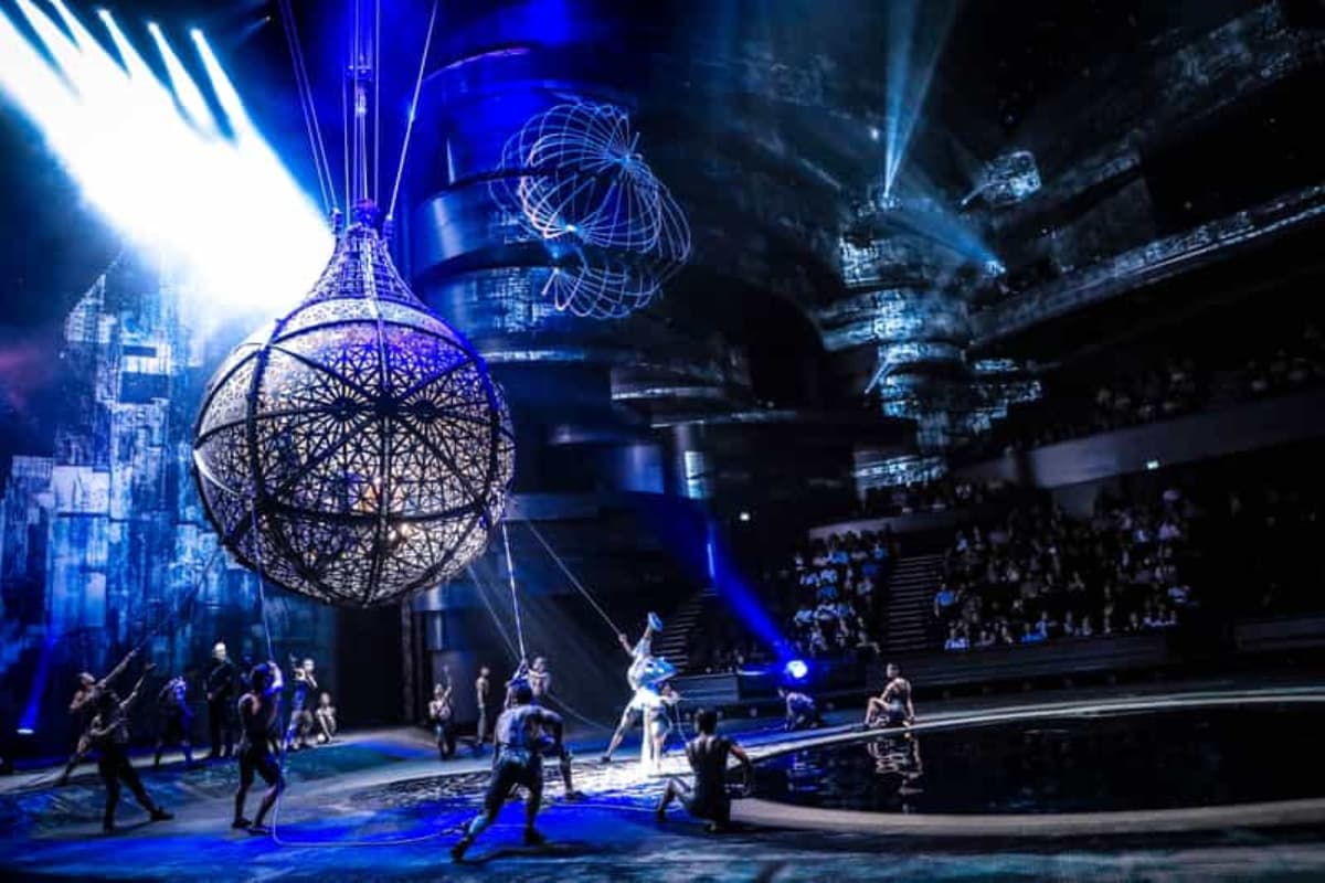 La Perle Cruise Dinner Show - clicktoguide